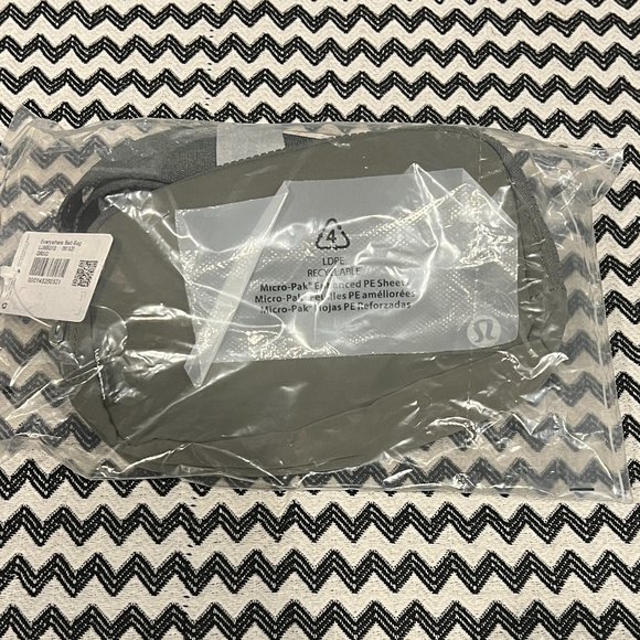 NWT Grey Sage lululemon Everywhere Belt Bag - Picture 2 of 10